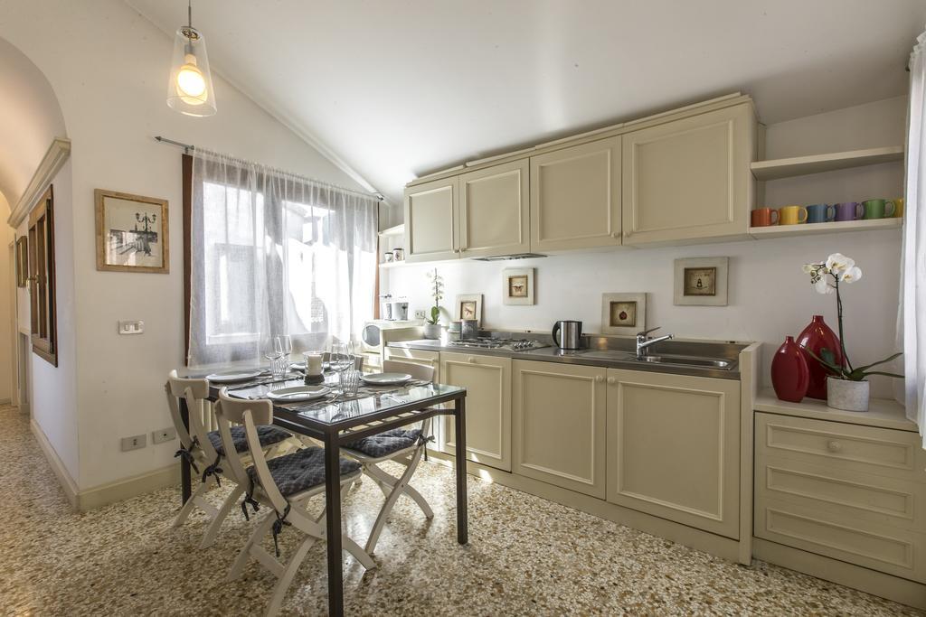 Lovely Venetian Apartment Exterior photo